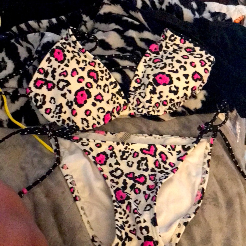 Top is a size large and bottom is a medium.